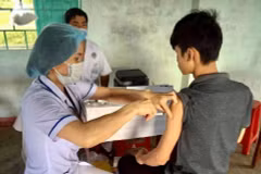 Tiêm vắcxin phòng bệnh bạch hầu cho người dân. (Ảnh: PV/Vietnam+)