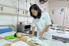 Bác sĩ Hoa khám và theo dõi sức khoẻ cho bệnh nhân. (Ảnh: PV/Vietnam+)