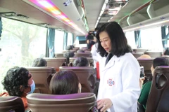 [Photo] Gần 400 bệnh nhân và người nhà được về quê trên các chuyến xe miễn phí 