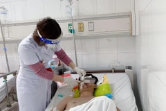 Bác sỹ điều trị cho bệnh nhân bị tai nạn pháo nổ. (Ảnh: PV/Vietnam+)