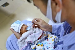 Chăm sóc cho trẻ sơ sinh. (Ảnh: Minh Quyết/TTXVN)