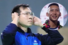 Hoàng Xuân Vinh đang bất ngờ bị dẫn bởi Nghiêm Xuân Tú (ảnh nhỏ) trong cuộc bầu chọn Cúp chiến thắng. (Ảnh: Minh Chiến/Vietnam+)