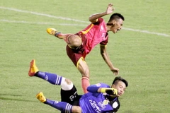 Bửu Ngọc (dưới) trong pha vào bóng dậy sóng dư luận vài ngày qua. (Ảnh: Thethaovanhoa.vn)