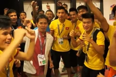 U19 Việt Nam và huấn luyện viên Hoàng Anh Tuấn ăn mừng đầy xúc cảm. (Ảnh: VFF)