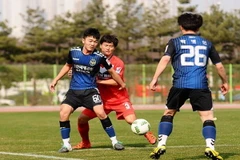 Xuân Trường (áo xanh, bên trái) tỏa sáng với một cú đúp. (Ảnh: Incheon United)