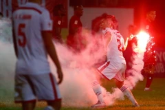 Pháo sáng trên sân Lạch Tray tại vòng 26 V-League. (Ảnh: Minh Chiến/Vietnam+)