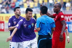 Nhiều quyết định của trọng tài ở giai đoạn vừa qua gây bức xúc tại V-League. (Ảnh: Minh Chiến/Vietnam+)