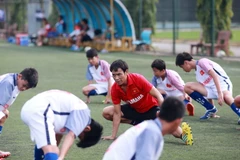 Huy Hoàng (áo đỏ) từng là trung vệ khét tiếng của bóng đá Việt Nam với vô số vinh quang trong quá khứ. (Ảnh: Hải Đăng/Vietnam+)