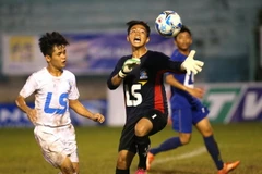 Thủ môn của U15 An Giang (áo đen) là một trong những nhân vật chính của vụ va chạm. (Ảnh: VFF)