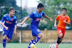 Hoàng Thiên, Phi Sơn bất lực trước hàng thủ của các đàn em từ đội U19. (Ảnh: Minh Chiến/Vietnam+)