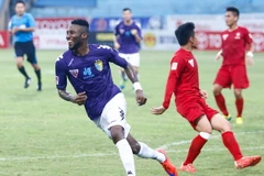 Hoàng Vũ Samson là chủ nhân của cả hai bàn thắng, qua đó, cắt đứt chuỗi 8 trận bất bại của đội đầu bảng Hải Phòng. (Ảnh: Minh Chiến/Vietnam+)