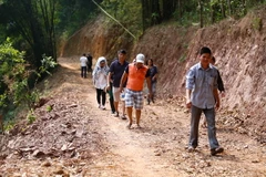 Đoàn khảo sát từ Hà Nội cùng lãnh đạo thôn Đồng Mậm kiểm tra con đường hôm 9/5. (Ảnh: Minh Chiến/Vietnam+)