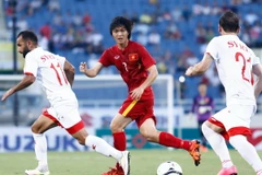 Tuấn Anh (áo đỏ) là quân bài quan trọng của đội tuyển Việt Nam. (Ảnh: Minh Chiến/Vietnam+)
