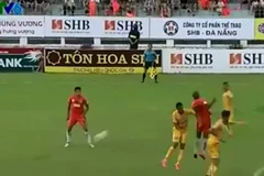 Merlo (ngoài cùng bên trái) đã ở dưới hàng thủ khi nhận bóng trong tình huống này. Tiền đạo người Argentina việt vị rất rõ ràng. (Ảnh chụp màn hình)