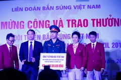 Xạ thủ Hoàng Xuân Vinh trong buổi lễ mừng công và trao thưởng hôm 23/8. (Ảnh: Minh Chiến/Vietnam+)