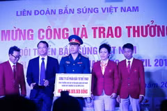 Xạ thủ Hoàng Xuân Vinh trong buổi lễ mừng công và trao thưởng hôm 23/8. (Ảnh: Minh Chiến/Vietnam+)