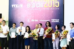 Các tác giả nhận giải A giải báo chí Thông tấn xã Việt Nam 2015. (Ảnh: Minh Chiến/Vietnam+)