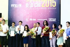 Các tác giả nhận giải A giải báo chí Thông tấn xã Việt Nam 2015. (Ảnh: Minh Chiến/Vietnam+)