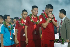 Lê Văn Thắng (áo đỏ, giữa) lần thứ hai giành danh hiệu Vua phá lưới nội với 11 bàn. (Ảnh: Minh Chiến/Vietnam+)