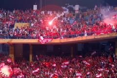 Một trong những hình ảnh đẹp nhất mà cổ động viên Hải Phòng mang tới trong “bữa tiệc pháo sáng” chiều qua. (Ảnh: Minh Chiến/Vietnam+)