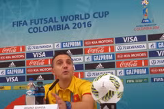 Huấn luyện viên Bruno Garcia và lần họp báo cuối cùng của Futsal Việt Nam tại World Cup. (Ảnh: VFF)