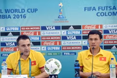 Huấn luyện viên Bruno Garcia và Nguyễn Bảo Quân ở buổi họp báo trước trận. (Ảnh: VFF)
