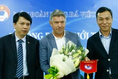 Ông Gede tự tin trong buổi ra mắt bóng đá Việt Nam. (Ảnh: Minh Chiến/Vietnam+)