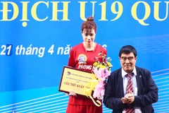 Đội trưởng Lê Thị Cúc giành giải Cầu thủ xuất sắc nhất giải. (Ảnh: Minh Chiến/Vietnam+)