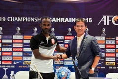 Ông Abdulaziz Abdo và huấn luyện viên Hoàng Anh Tuấn (phải) trước trận đấu. (Ảnh: VFF)