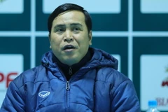 Ông Sơn thẳng thắn trách móc mặt sân Thanh Hóa. (Ảnh: Đỗ Đen/Vietnam+)