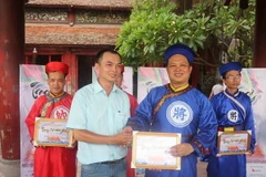 Danh thủ Vũ Hữu Cường (áo xanh) vô địch Trạng cờ Đất Việt khu vực miền Bắc. (Anh: Ban tổ chức cung cấp)