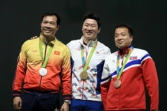 Hoàng Xuân Vinh (trái) phải chịu nhiều áp lực từ đối thủ Hàn Quốc Jin Jong Oh (giữa). (Ảnh: Rio 2016)