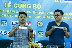 Các phóng viên đại diện báo chí bốc thăm chia bảng giải vô địch U17 quốc gia 2016. (Ảnh: Minh Chiến/Vietnam+)