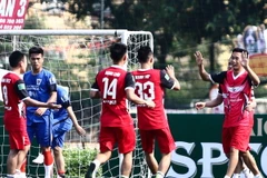 Không cần Văn Quyết, Suzika Hữu Bằng (áo đỏ) vẫn mang về chiến thắng sau màn trình diễn mãn nhãn với tám bàn thắng được ghi cho cả hai bên. (Ảnh: Minh Chiến/Vietnam+)