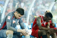 Đặng Văn Lâm (trái) và các đồng đội bất lực trước một SHB Đà Nẵng quá vượt trội. (Ảnh: Minh Chiến/Vietnam+)