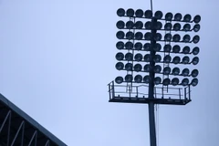 Những dàn đèn mất điện là nguyên nhân khiến ngày bế mạc giải U19 nữ quốc gia 2016 bị đình lại. (Ảnh: Minh Chiến/Vietnam+)