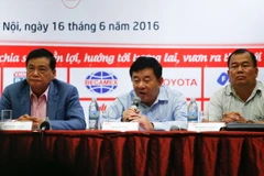 Ông Mùi (giữa) giải thích cho đề xuất không sử dụng trọng tài Hà Anh Chiến của VPF. (Ảnh: Minh Chiến/Vietnam+)