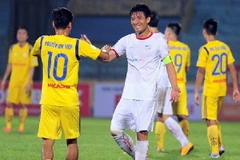 Bùi Tiến Dũng (áo trắng) là cầu thủ nổi tiếng nhất mà Viettel đào tạo được. (Ảnh: VPF)