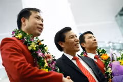 Bộ trưởng Nguyễn Ngọc Thiên bên cạnh Hoàng Xuân Vinh. (Ảnh: Minh Chiến/Vietnam+)