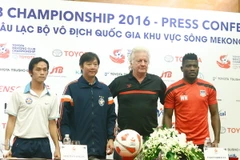 Huấn luyện viên hai đội SHB Đà Nẵng và Yadanarbon trong cuộc họp báo trước trận. (Ảnh: Minh Chiến/Vietnam+)