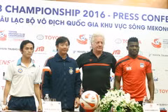 Huấn luyện viên hai đội SHB Đà Nẵng và Yadanarbon trong cuộc họp báo trước trận. (Ảnh: Minh Chiến/Vietnam+)