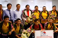 Phó Chủ tịch VFF Trần Quốc Tuấn (áo xanh) và Tổng thư ký Lê Hoài Anh (áo xanh, đeo cà vạt) trực tiếp ra đón tuyển Futsal Việt Nam trở về. (Ảnh: Minh Chiến/Vietnam+)