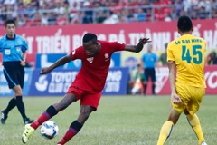 Stevens (áo đỏ) có một cô vợ và cậu con trai hiện đang sống ở Nga. (Ảnh: Minh Chiến/Vietnam+)