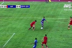 Theo những đường vạch kẻ song song trên sân, Diao đã đứng trên cầu thủ cuối cùng của Hải Phòng ít nhất 1m. (Ảnh chụp màn hình)