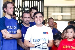 Cựu hậu vệ Thể Công Nguyễn Đức Thắng (áo trắng) xỏ găng làm thủ môn trong trận đấu. (Ảnh: Hiếu Lương/Vietnam+)