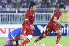 Tuấn Anh (áo đỏ, số 8) có thể lỡ cơ hội dự AFF Cup cùng Việt Nam. (Ảnh: Minh Chiến/Vietnam+)