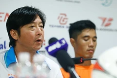 Huỳnh Đức (áo trắng) tiếc nuối vì trận thua của SHB Đà Nẵng. (Ảnh: Minh Chiến/Vietnam+)