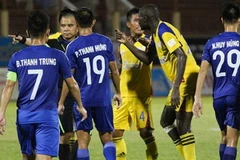 Trọng tài Phùng Đình Dũng (áo đen) mắc sai lầm nhưng kết quả trận đấu vẫn được giữ nguyên. (Ảnh: VPF)