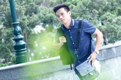 Văn Quyết đẹp trai như “soái ca” với sơ mi, túi quai chéo và đồng hồ xịn. Đây là lần đầu lên tuyển của Văn Quyết dưới thời Hữu Thắng. (Ảnh: Minh Chiến/Vietnam+)