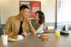 Trong phim, Mạnh Trường và Kiều Anh sắm vai một cặp vợ chồng gặp nhiều mâu thuẫn trong hôn nhân. (Ảnh: VFC)